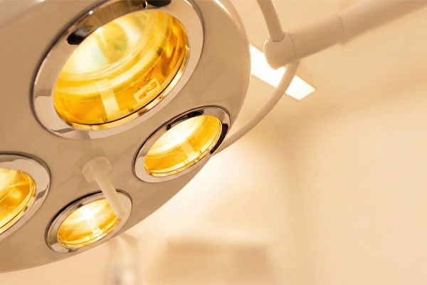 Moderner Behandlungs- oder Eingriffsraum der Klinik am Schellenturm