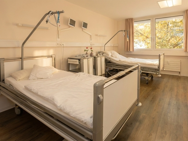 Helles, komfortables Zimmer der Klinik am Schellenturm