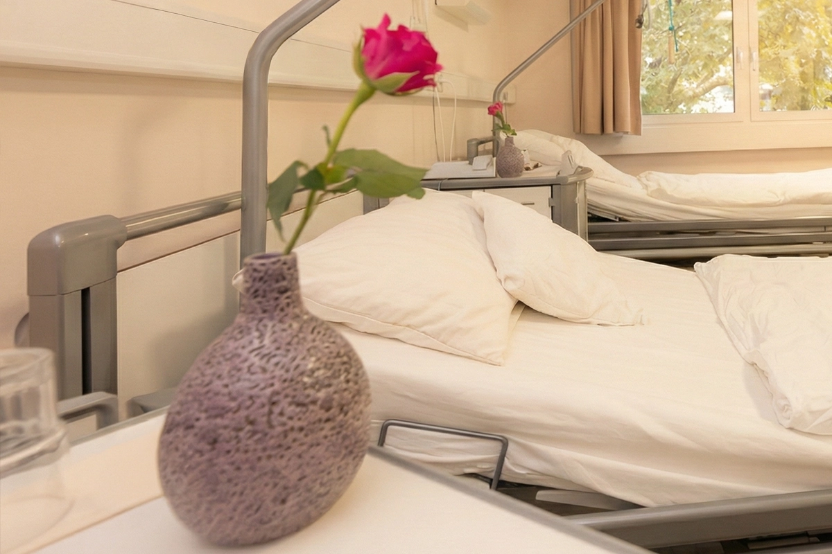 Modernes Patientenzimmer mit Wohlfühl-Charakter in der Klinik am Schellenturm